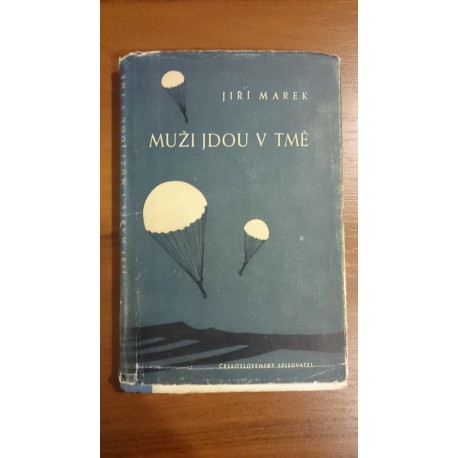 Muži jdou v tmě